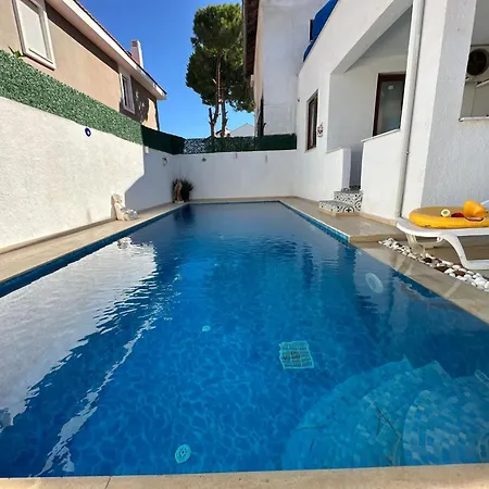 Vila Alacatida Havuzlu