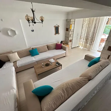 Vila Alacatida Havuzlu Çeşme