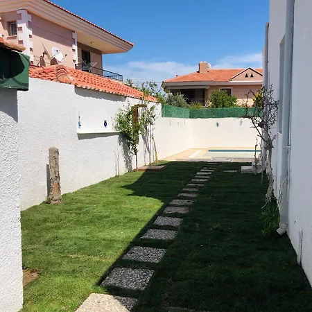 Alacatida Havuzlu Vila