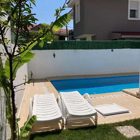 Alacatida Havuzlu Villa Çeşme